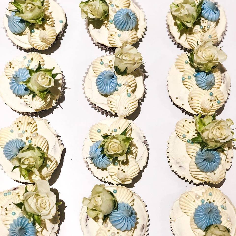 12 Regular Sweet Blue Cupcakes