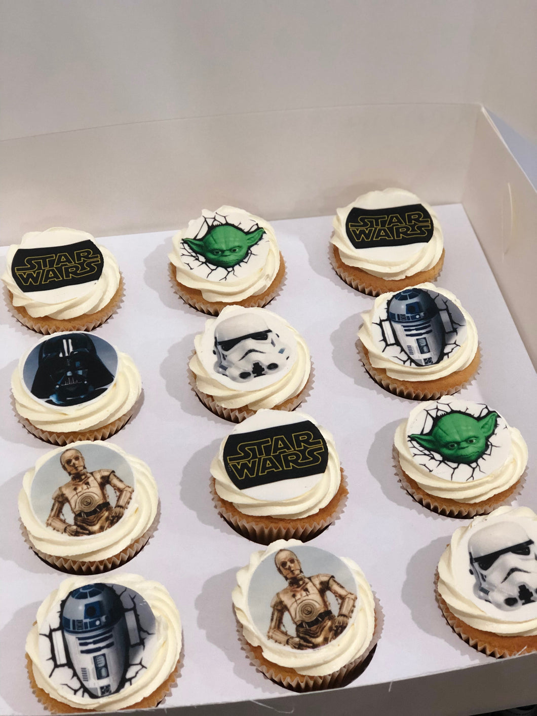 12 Regular Star Wars Cupcakes