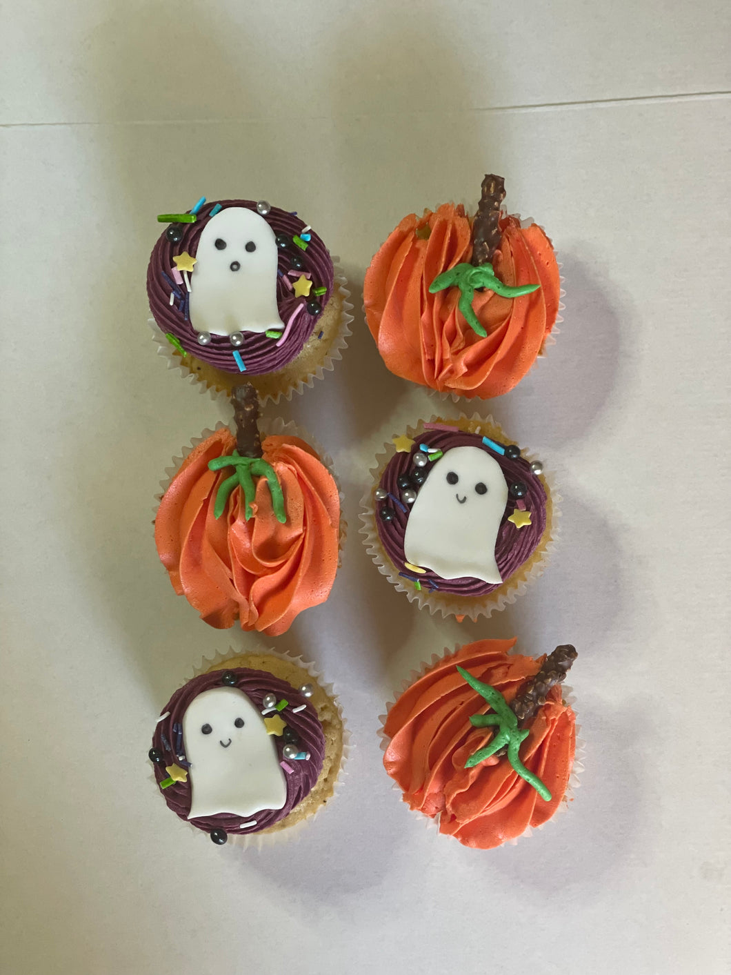 6 Regular Spooky Cupcakes