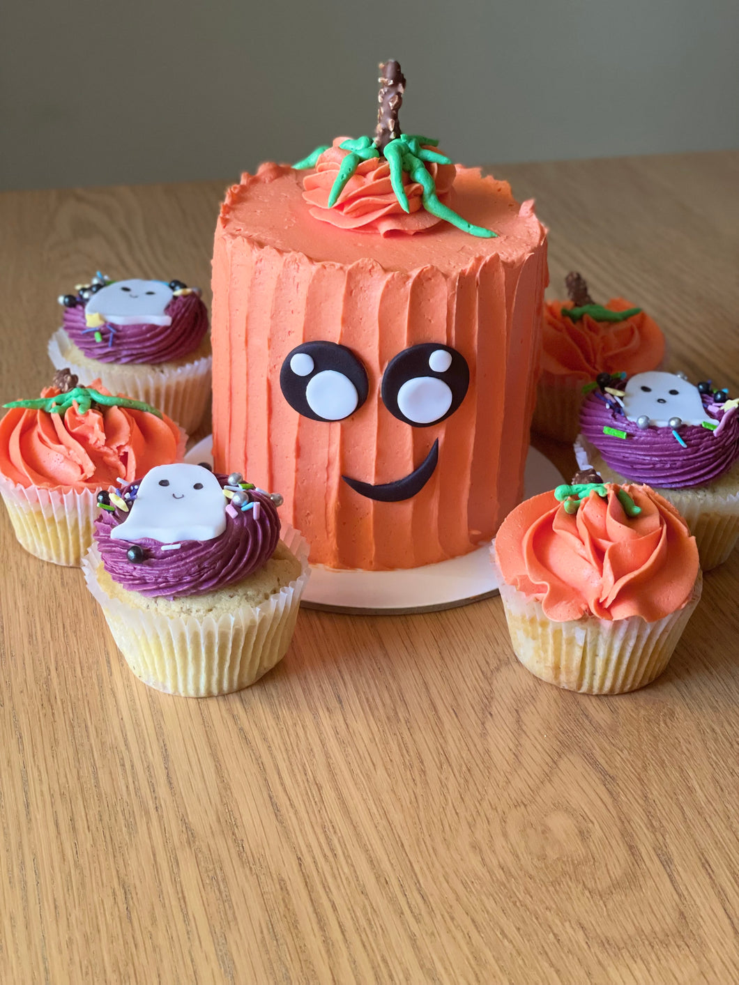4” Pumpkin head and cupcakes Package